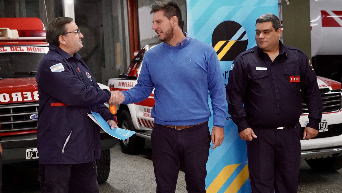 Atanasof y el presidente del consejo directivo de la Asociación Bomberos Voluntarios de Monte, Gustavo Ricotta, tras firmar el acuerdo.