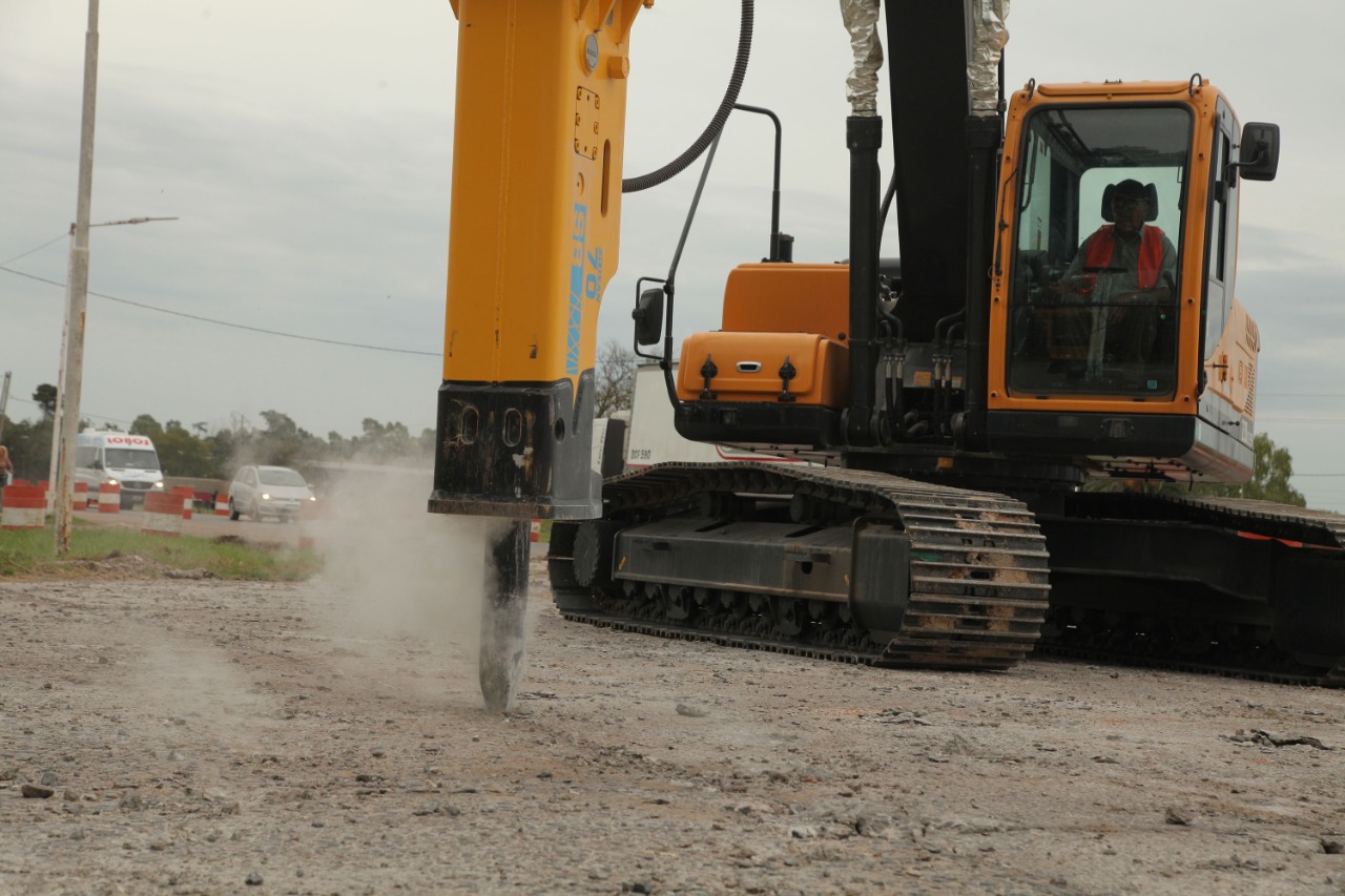 Grúa realizando los trabajos de construcción 